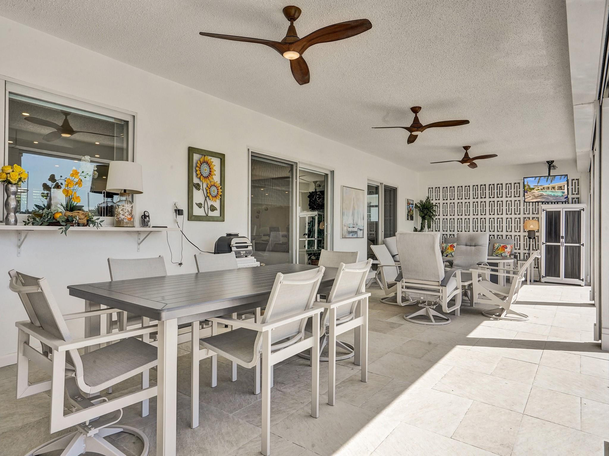 5611 Bayview Dr