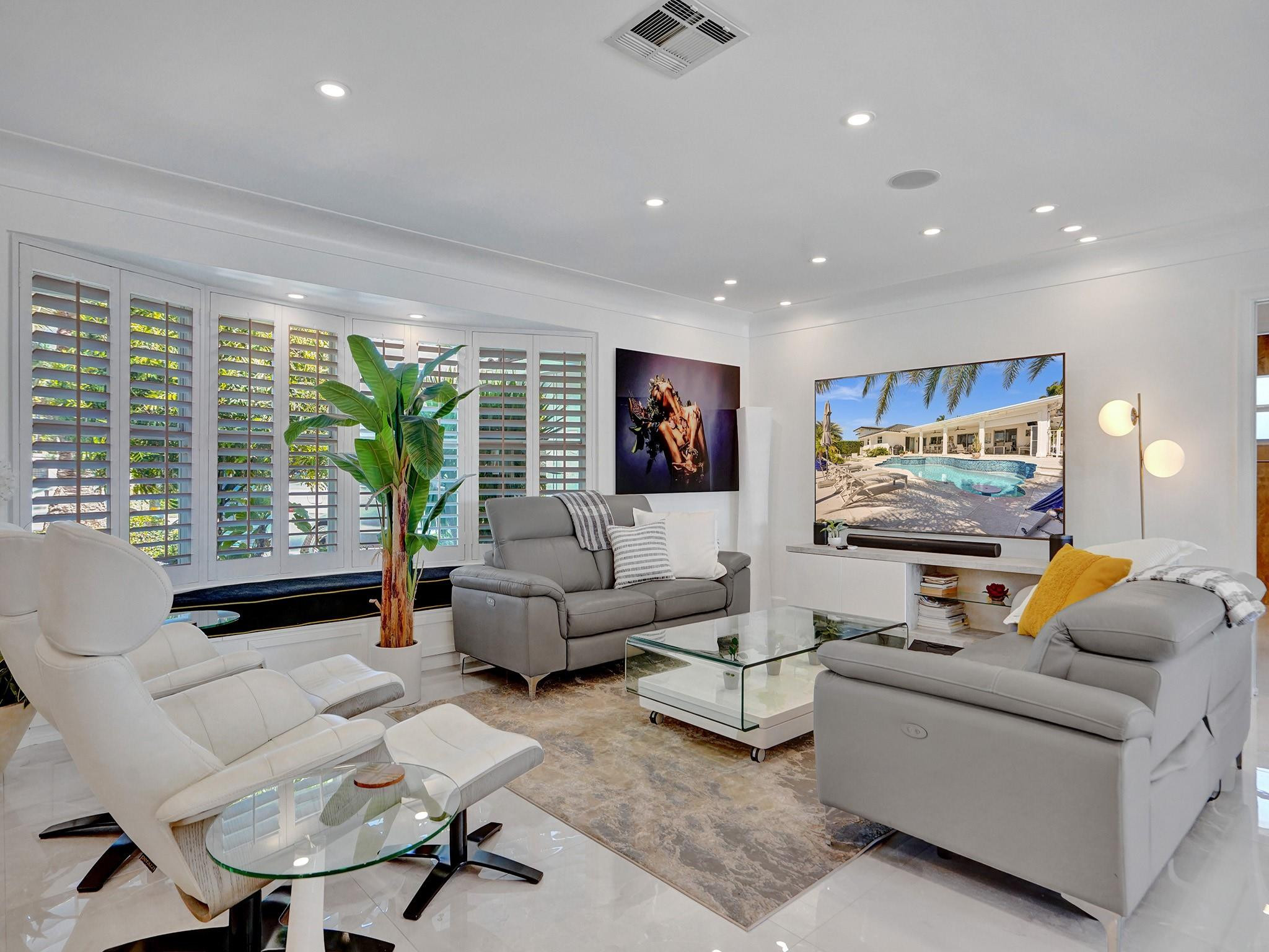 5611 Bayview Dr