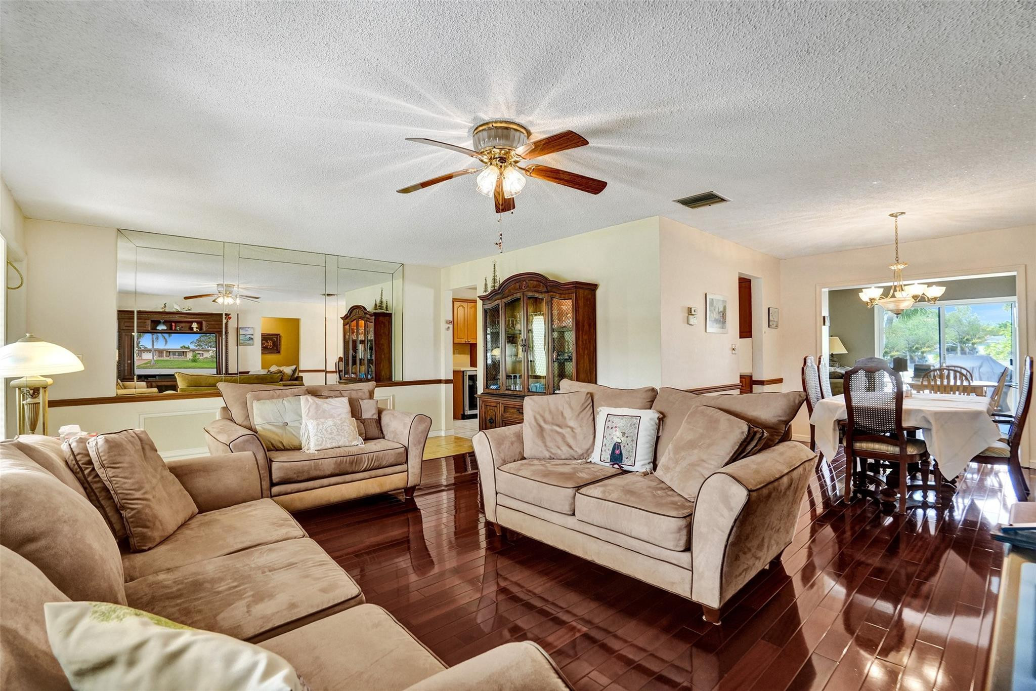 4607 NW 45th St