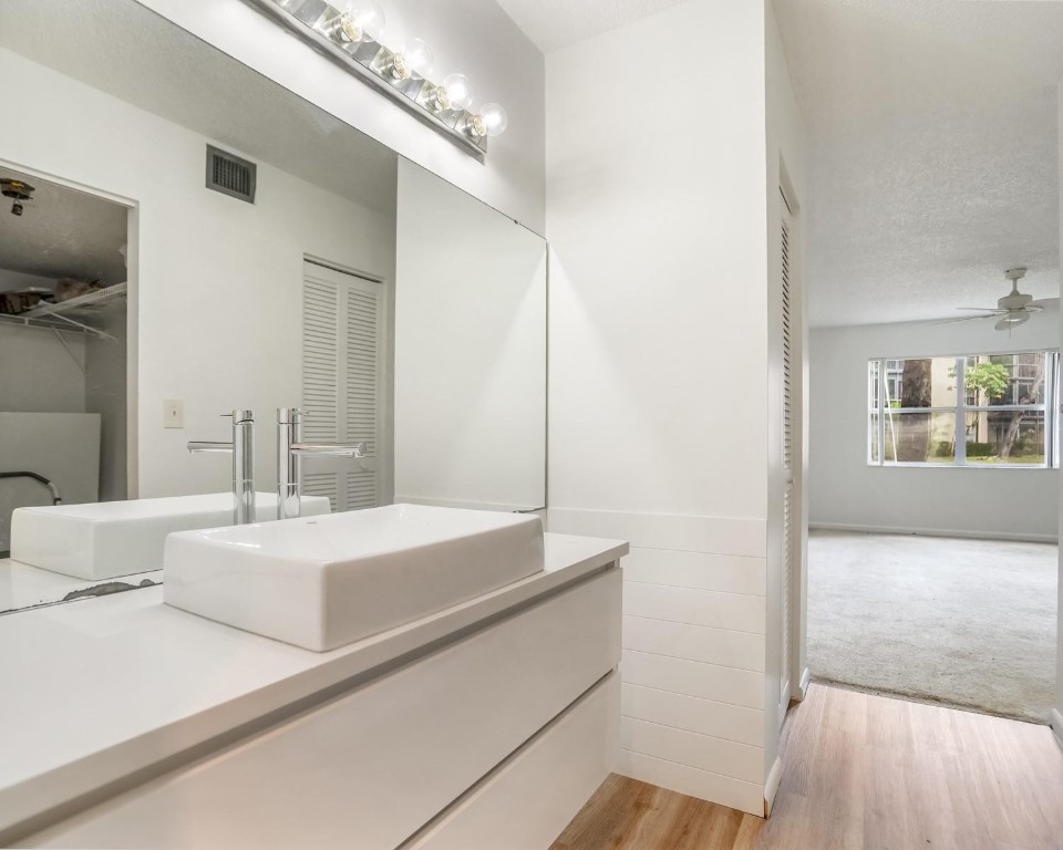 6201 N Falls Cir Dr 109