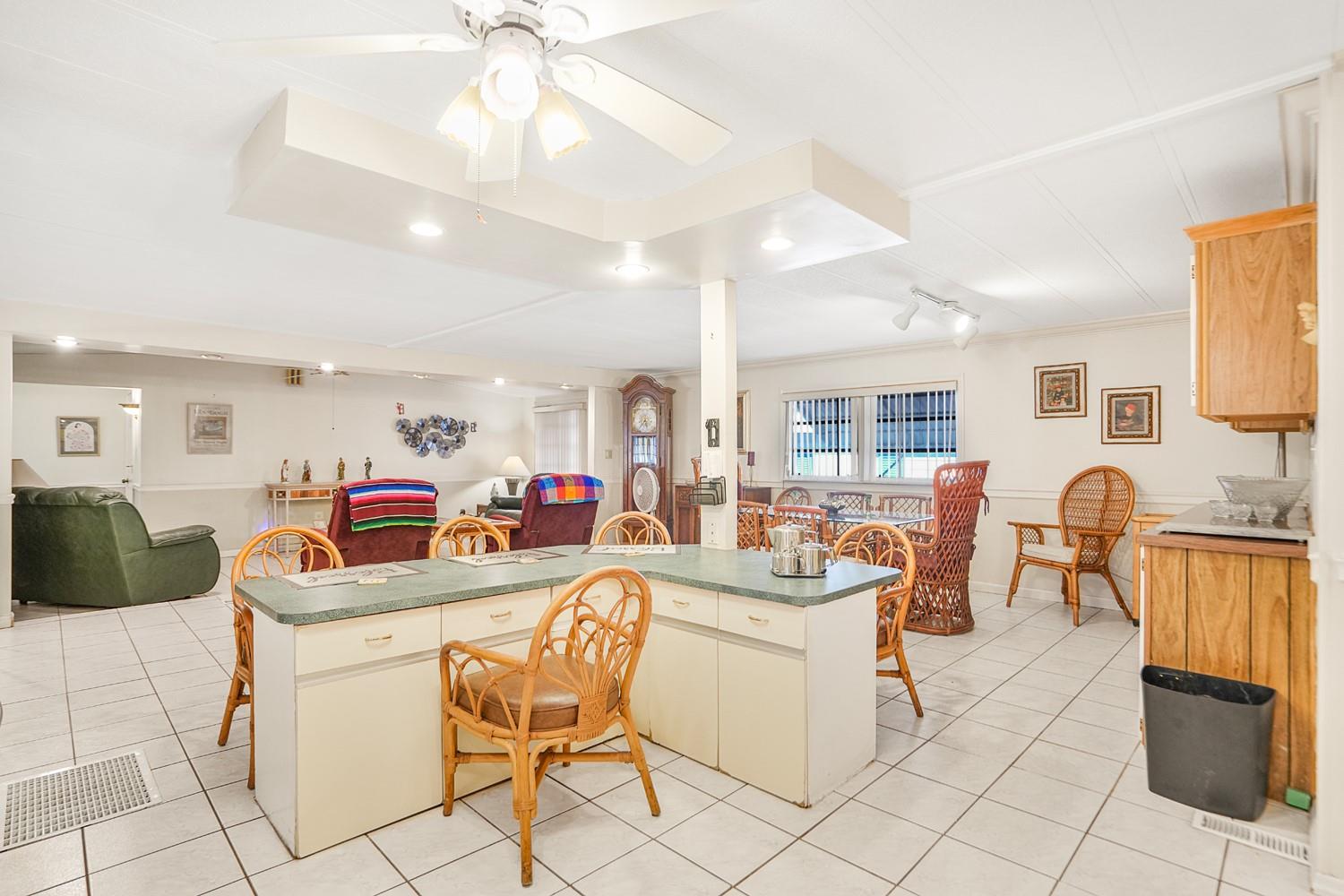 3033 Lakeshore Dr