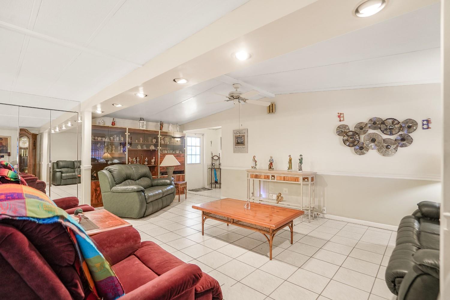 3033 Lakeshore Dr