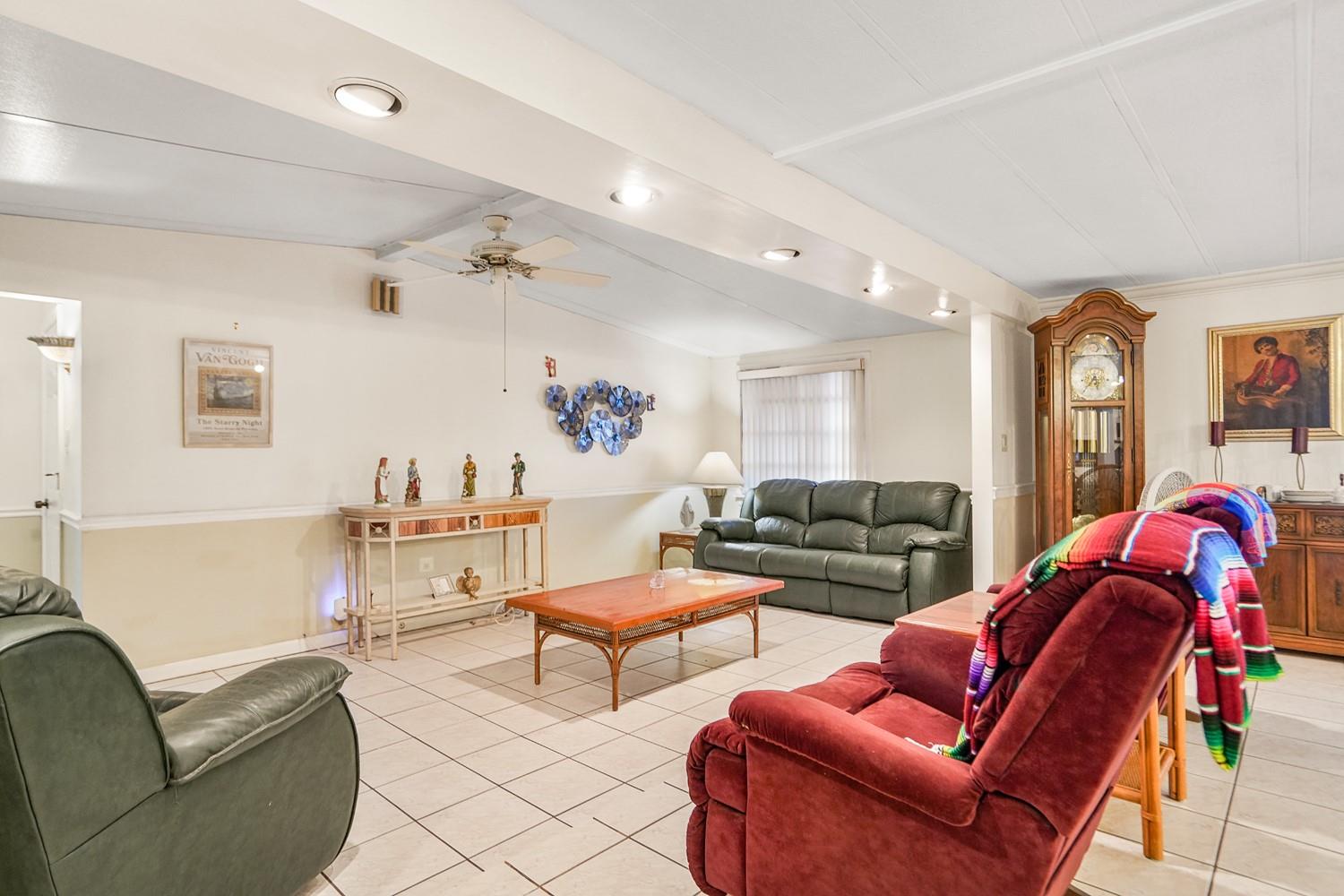 3033 Lakeshore Dr