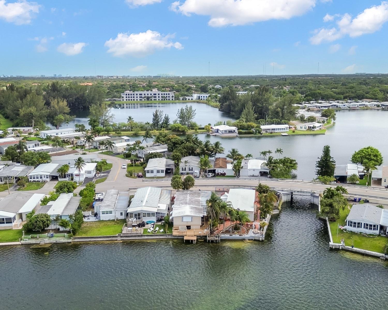 3033 Lakeshore Dr