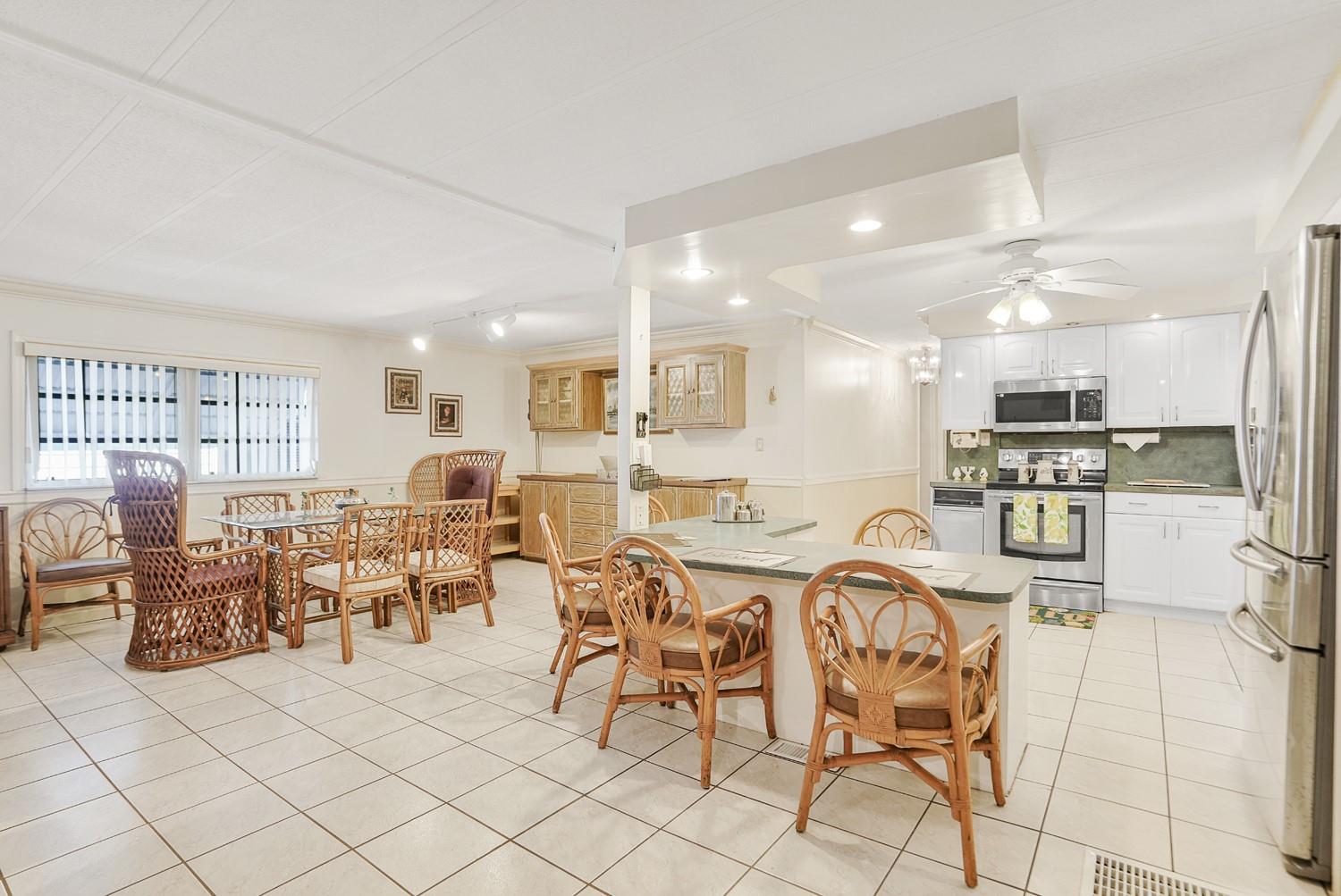 3033 Lakeshore Dr
