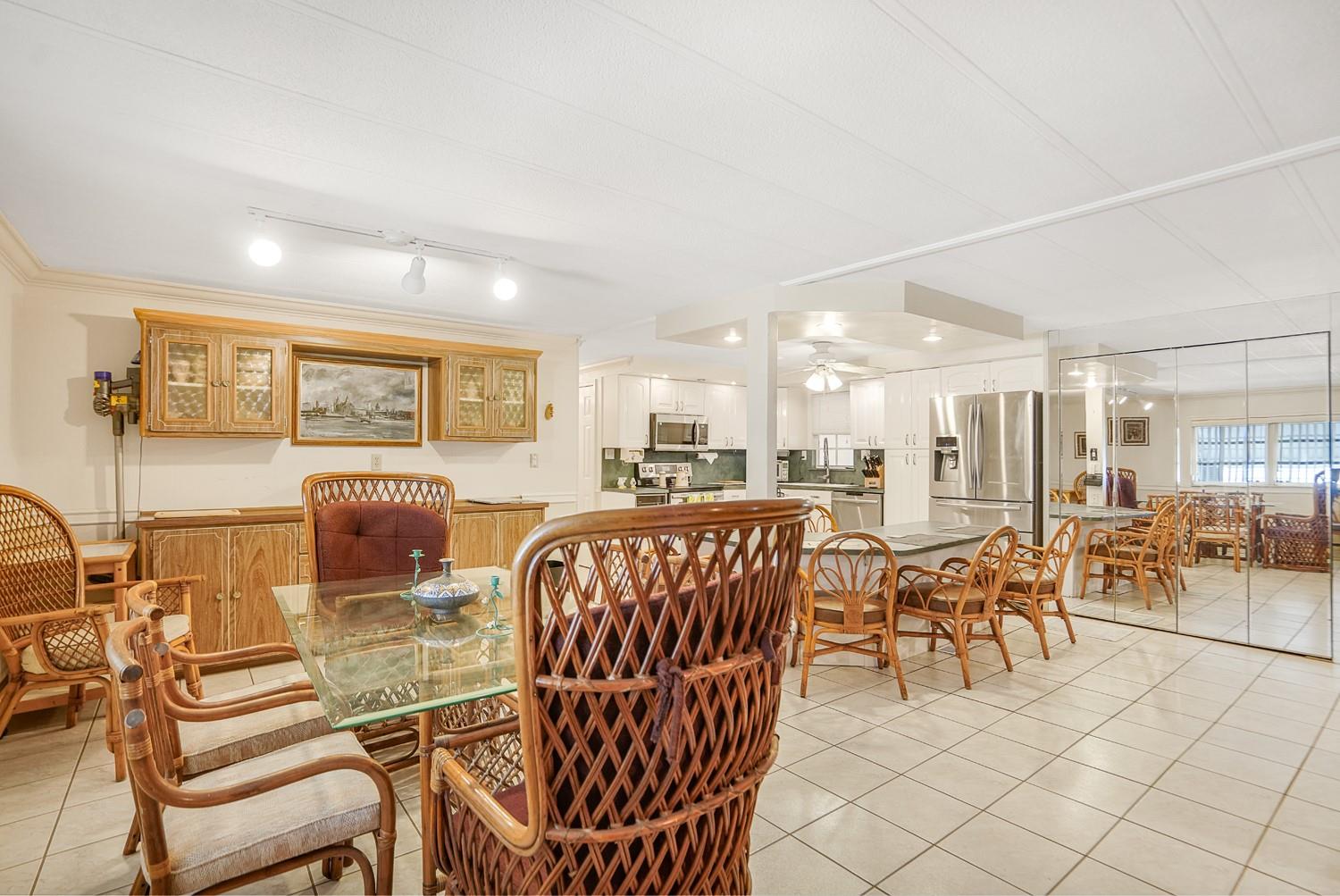 3033 Lakeshore Dr
