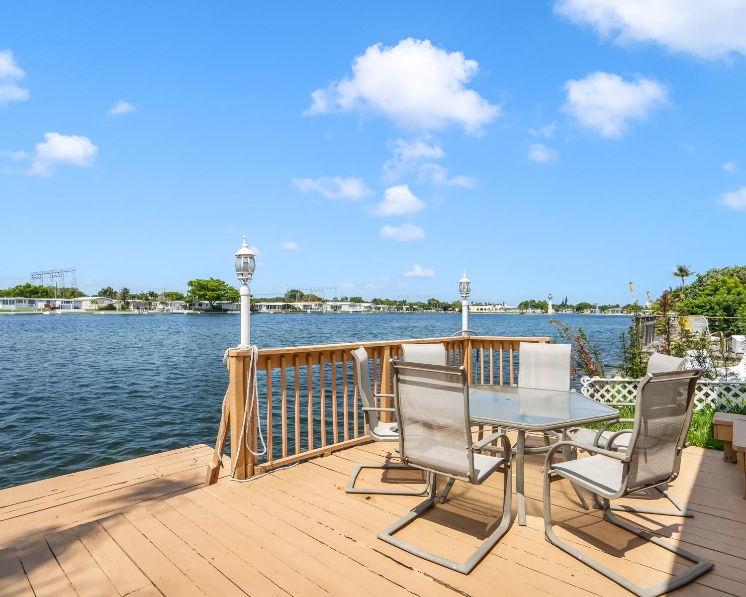 3033 Lakeshore Dr