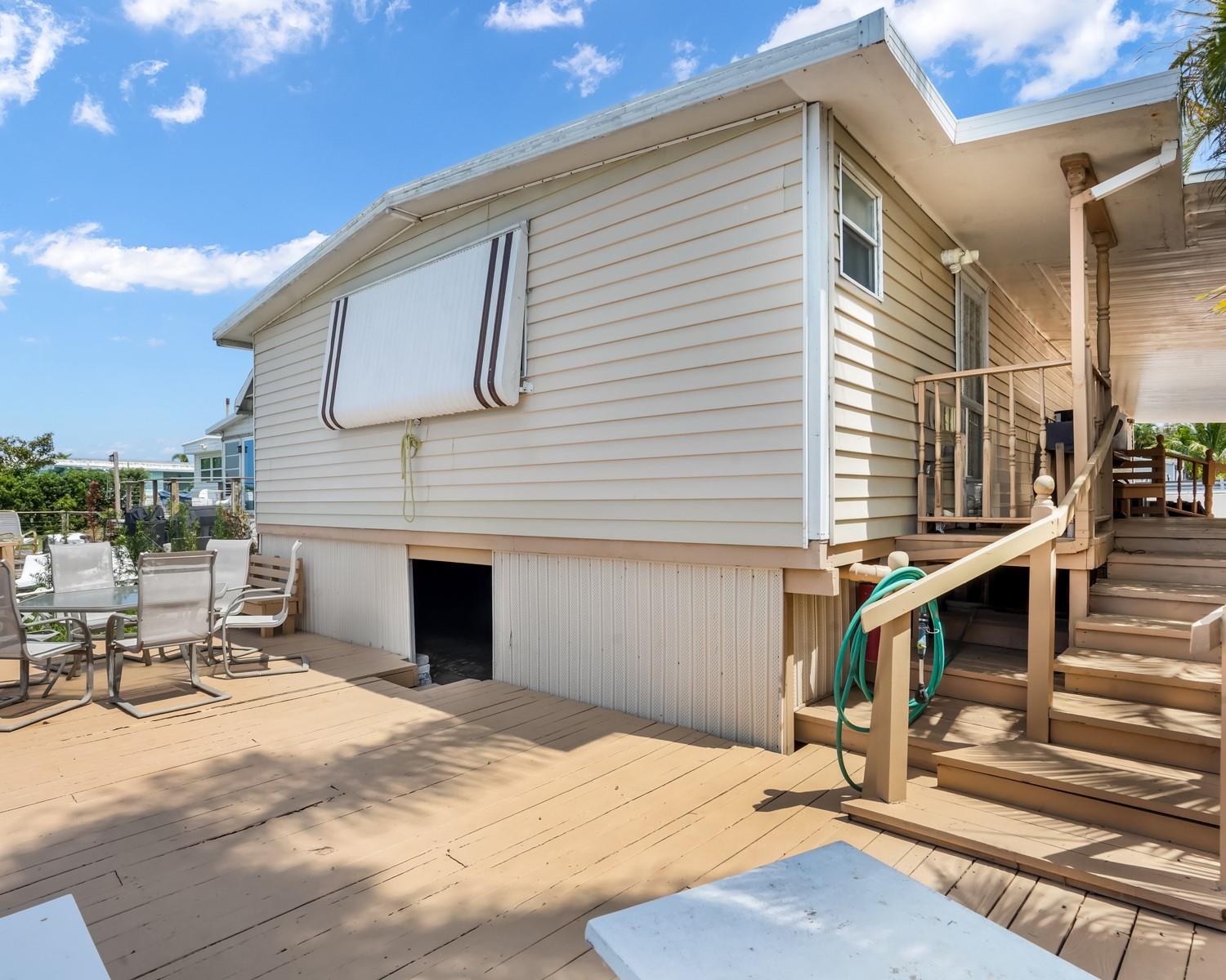3033 Lakeshore Dr