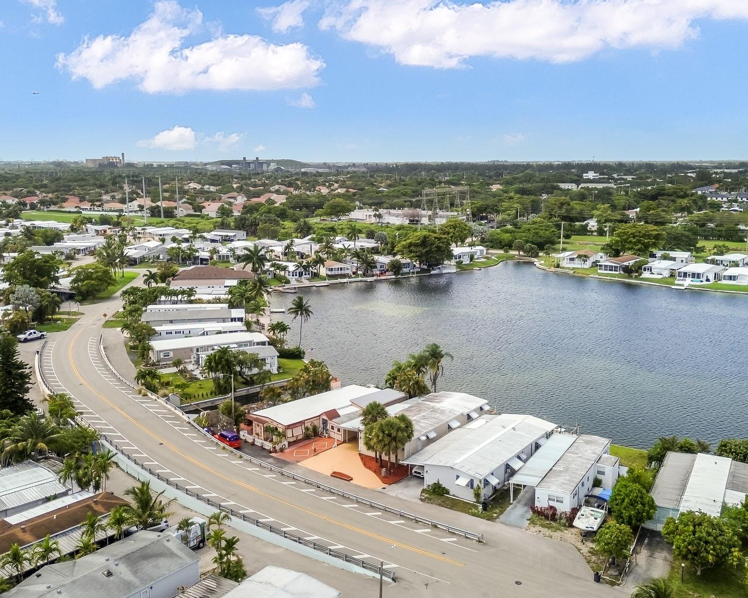3033 Lakeshore Dr