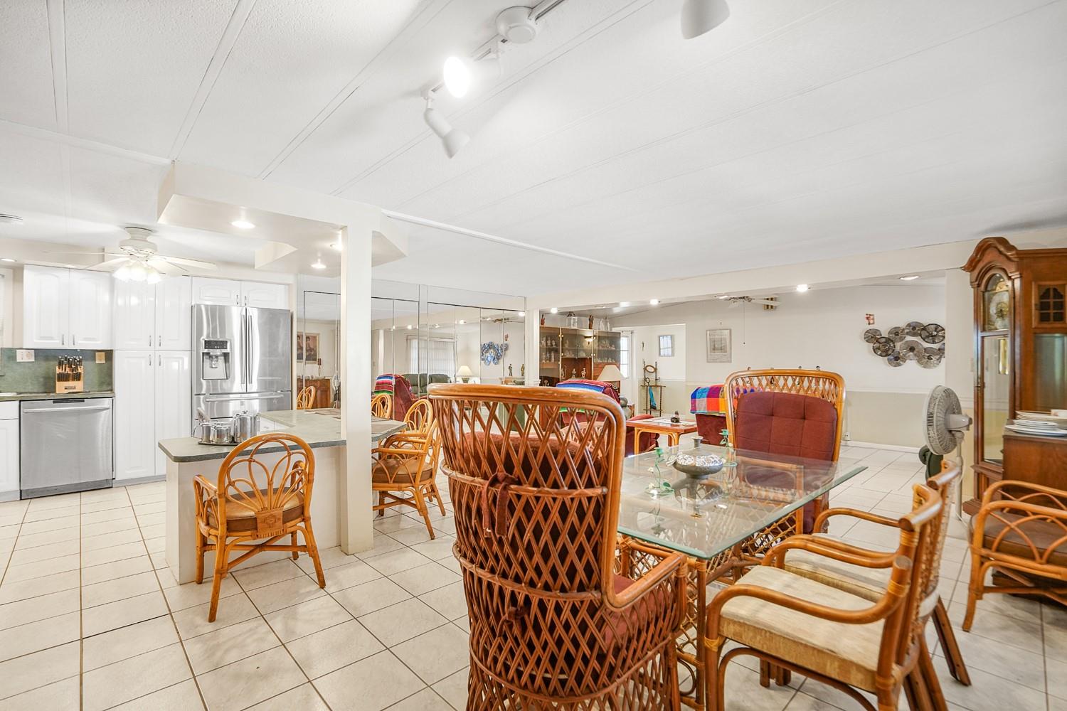 3033 Lakeshore Dr