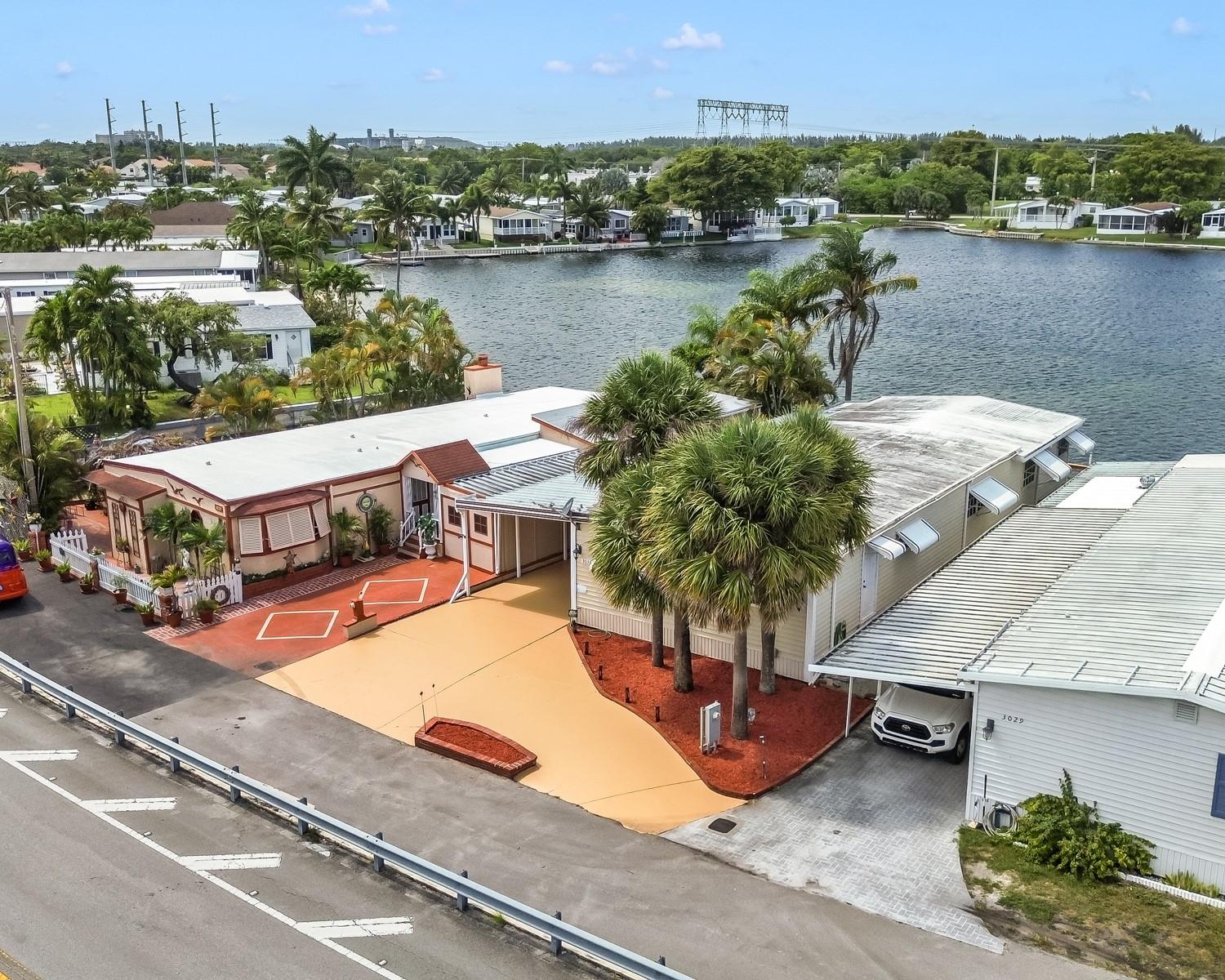 3033 Lakeshore Dr