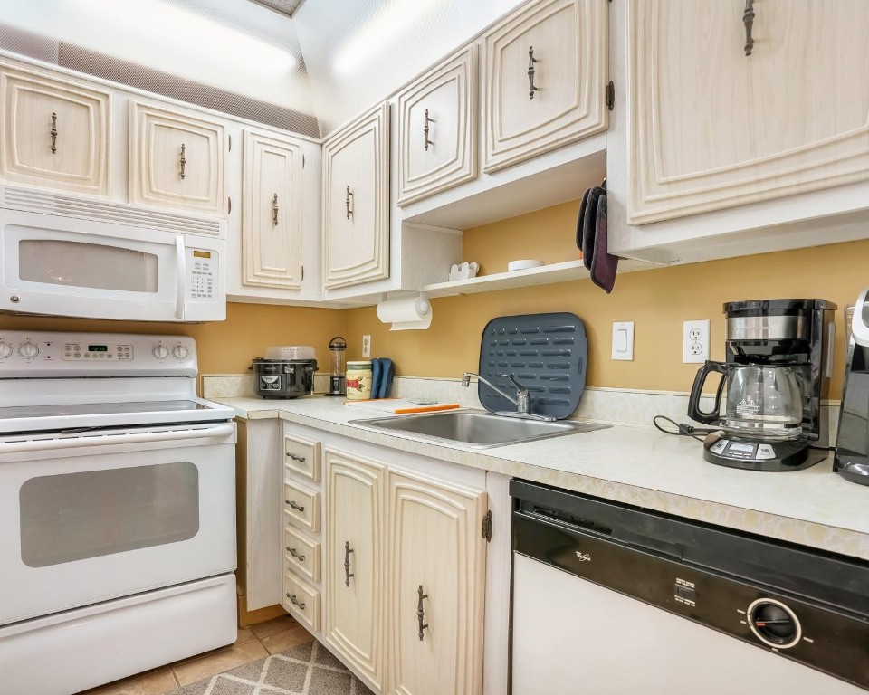 2851 Somerset Dr 205