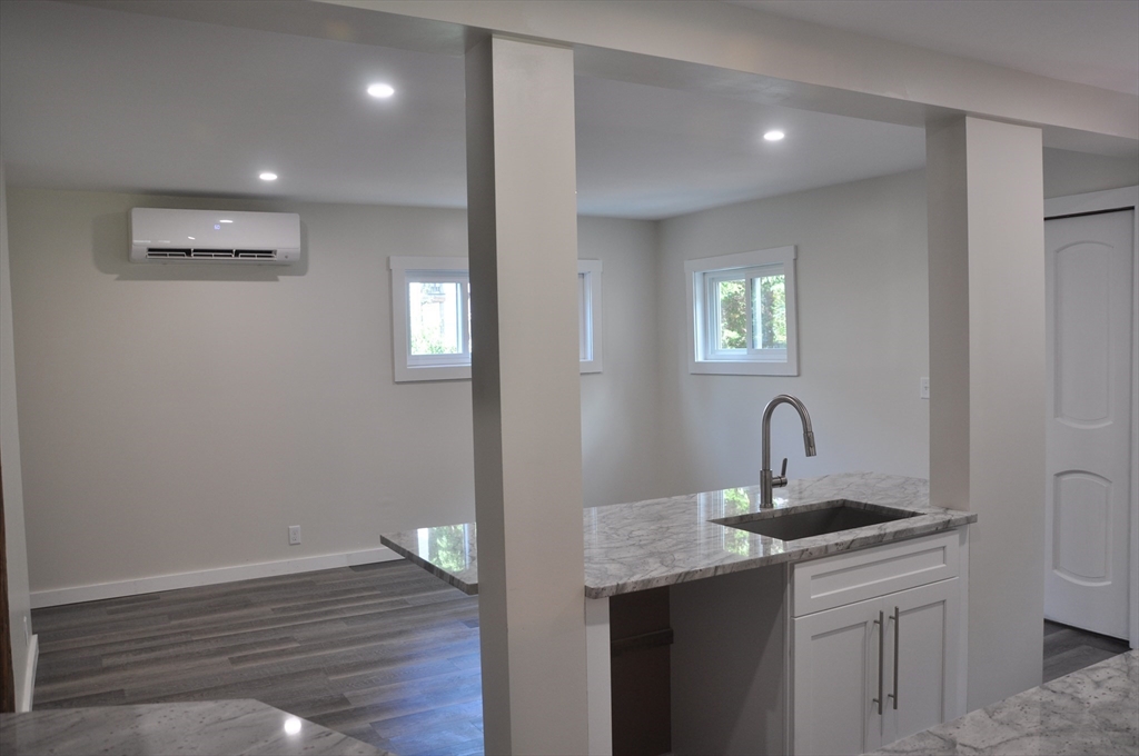 10 W Weir St