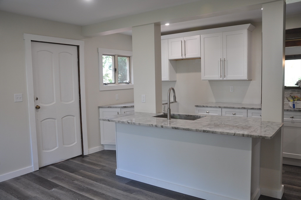 10 W Weir St