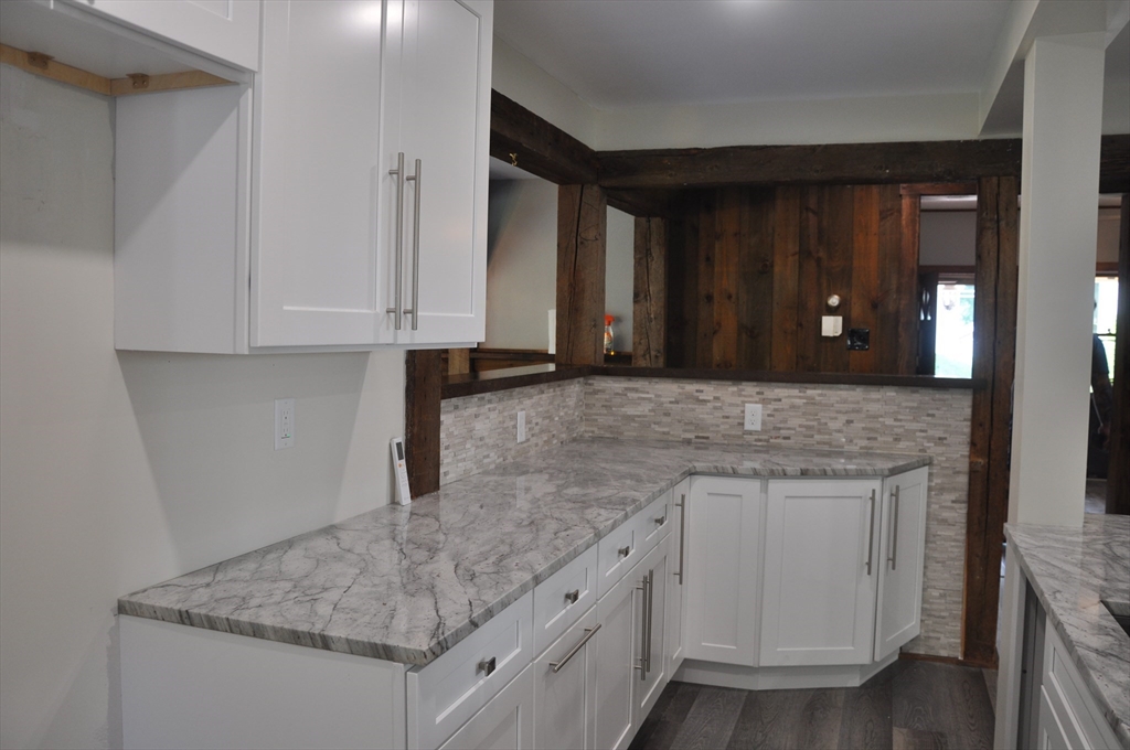 10 W Weir St