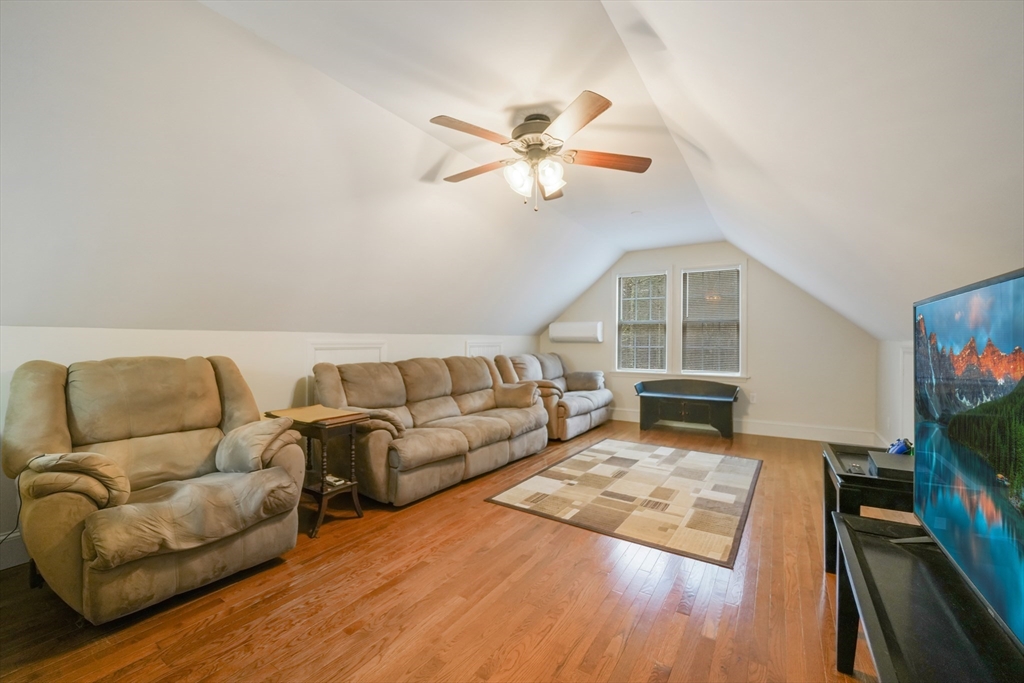 34 Mayflower Ln