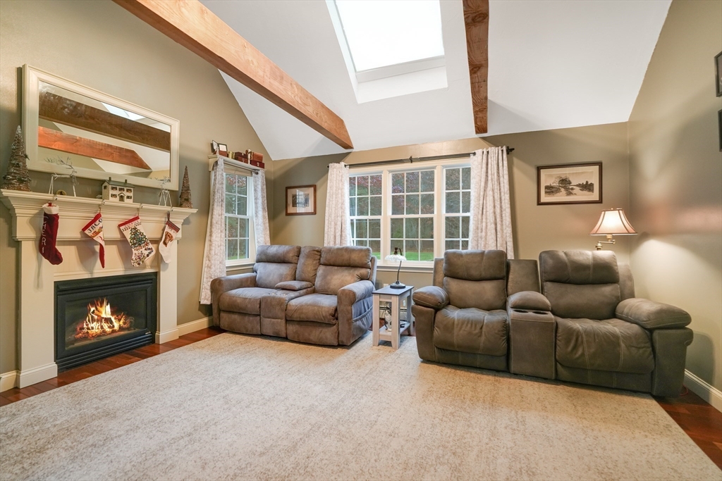 34 Mayflower Ln