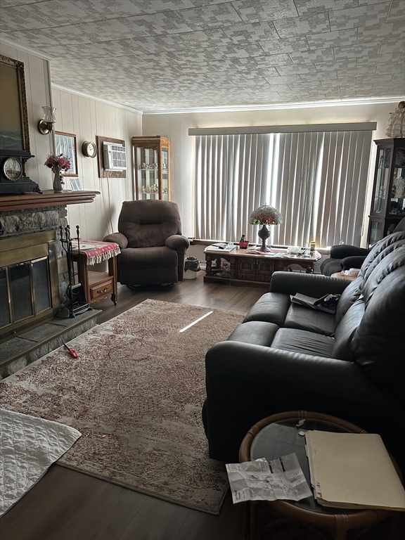 63 Lakeside Ave