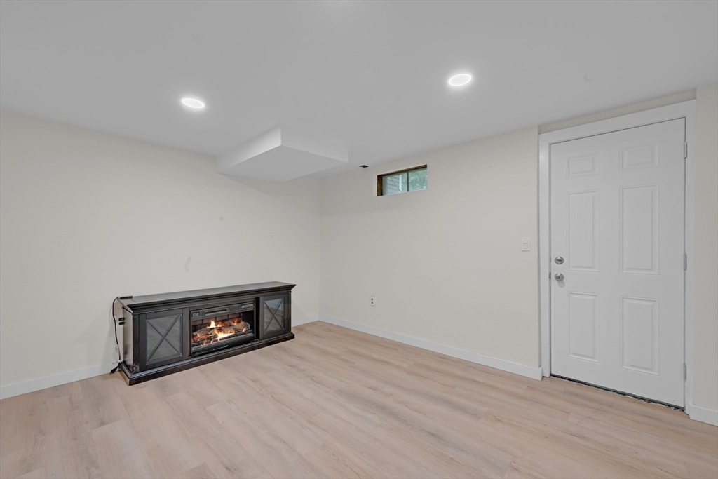 27 Redwood Dr