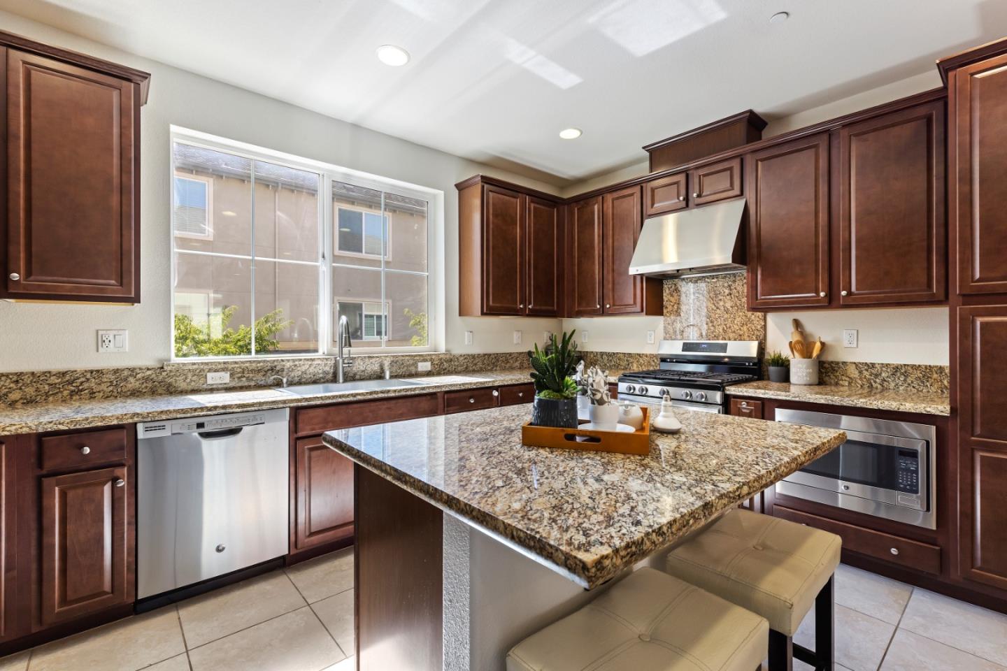 6122 Golden Vista DR