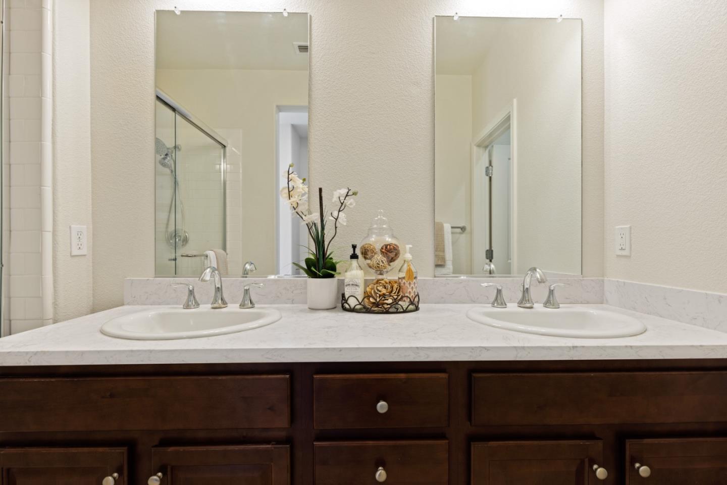 6122 Golden Vista DR