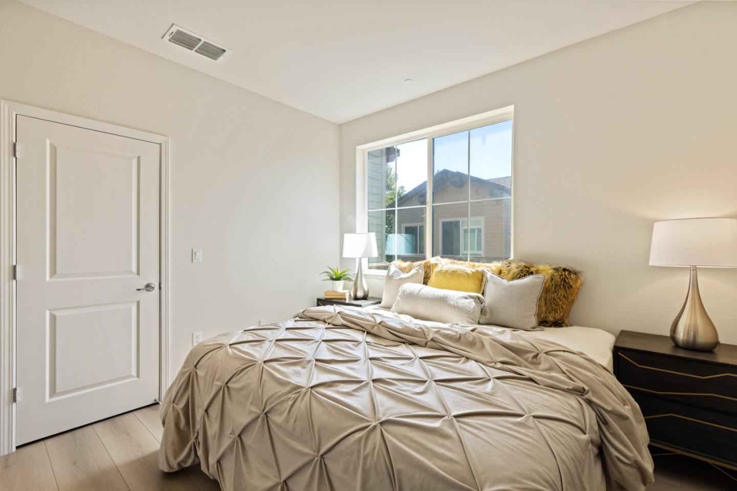 6122 Golden Vista DR