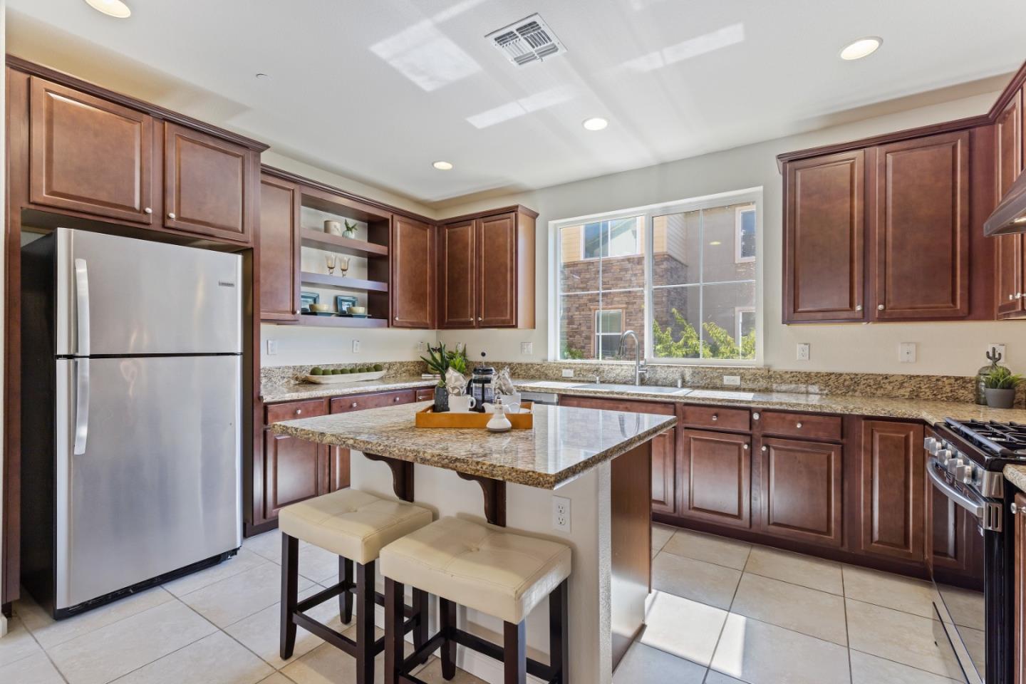 6122 Golden Vista DR