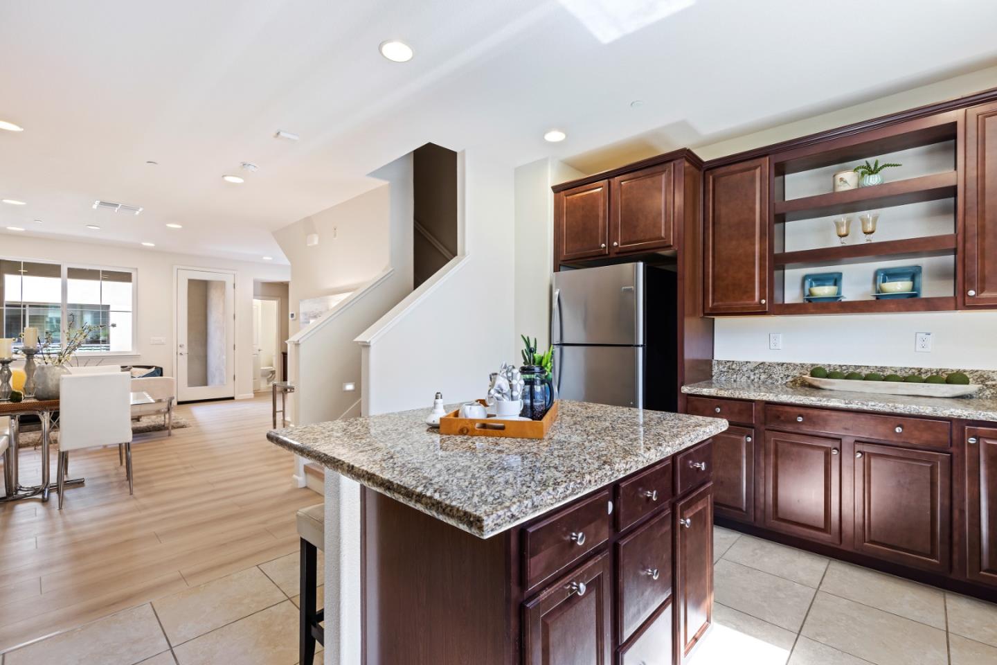 6122 Golden Vista DR