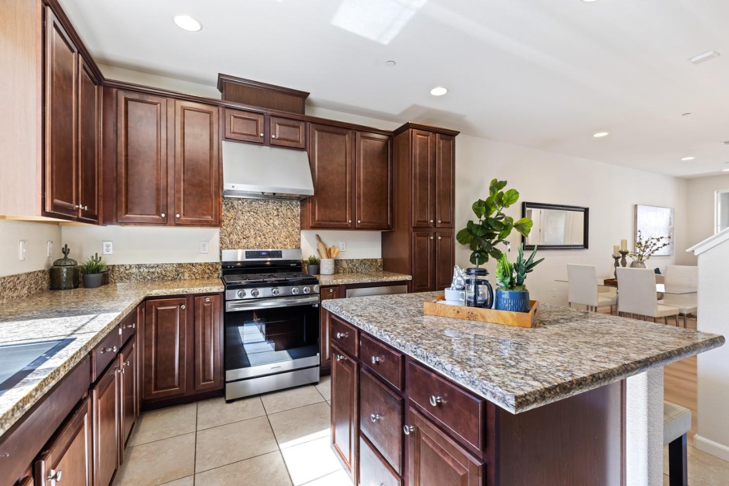 6122 Golden Vista DR