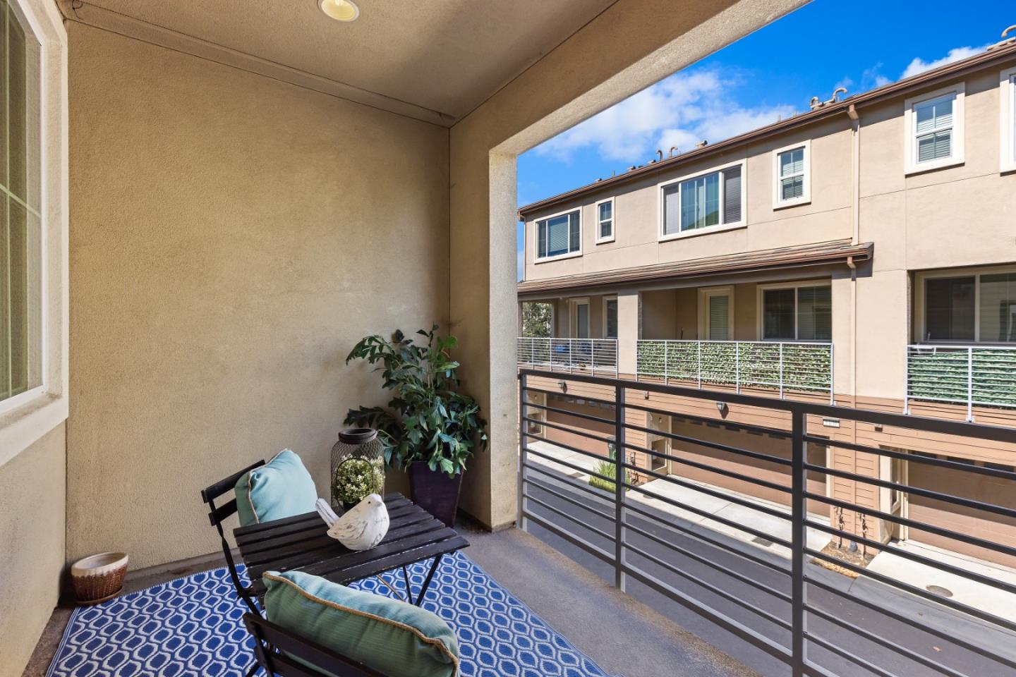 6122 Golden Vista DR