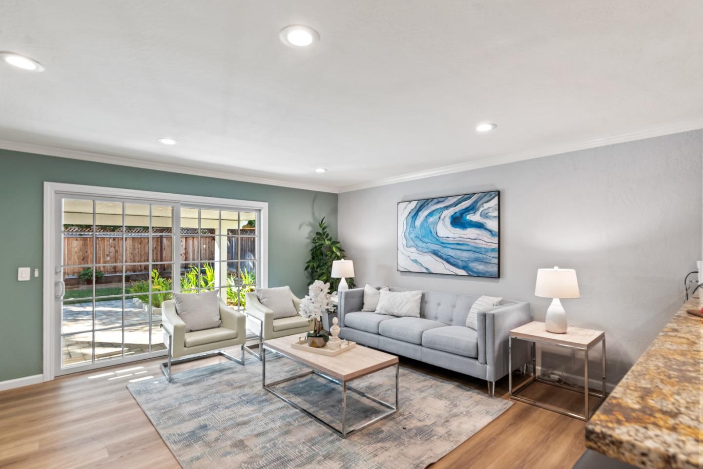 762 W Remington DR