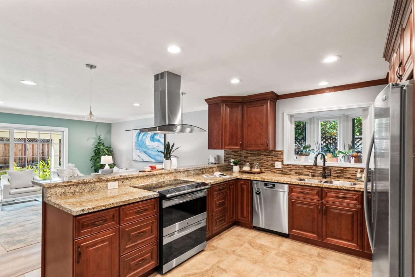 762 W Remington DR
