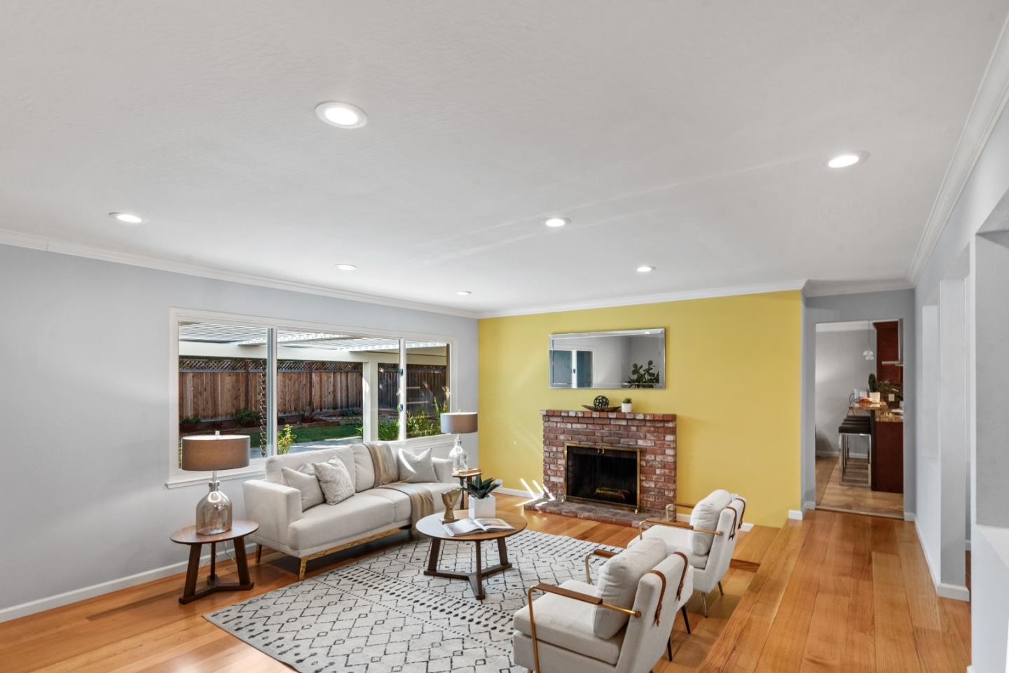 762 W Remington DR
