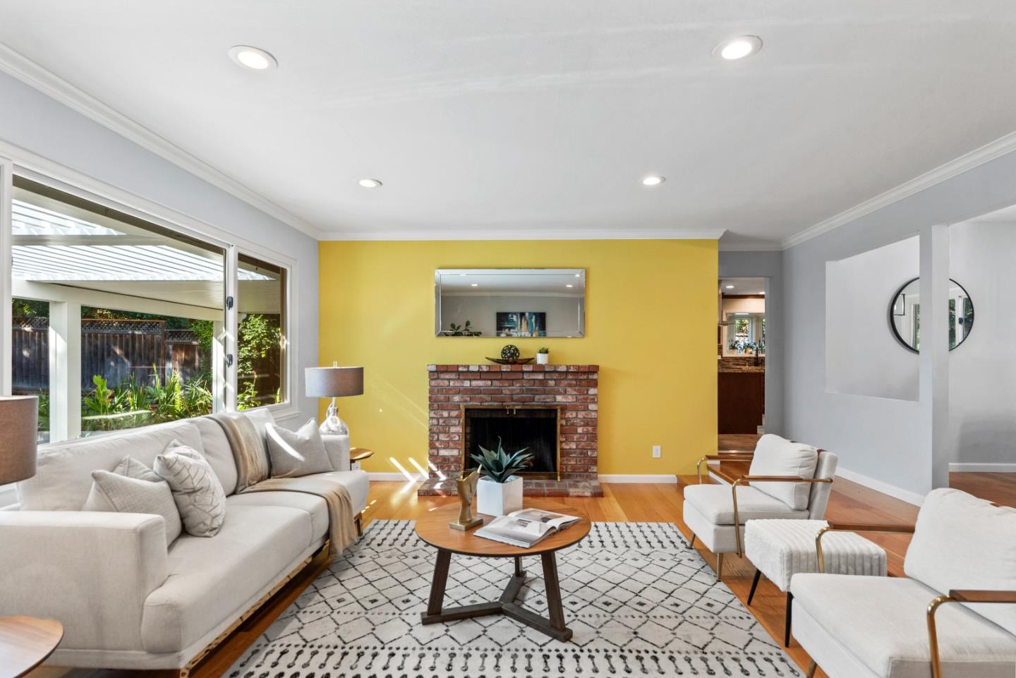 762 W Remington DR