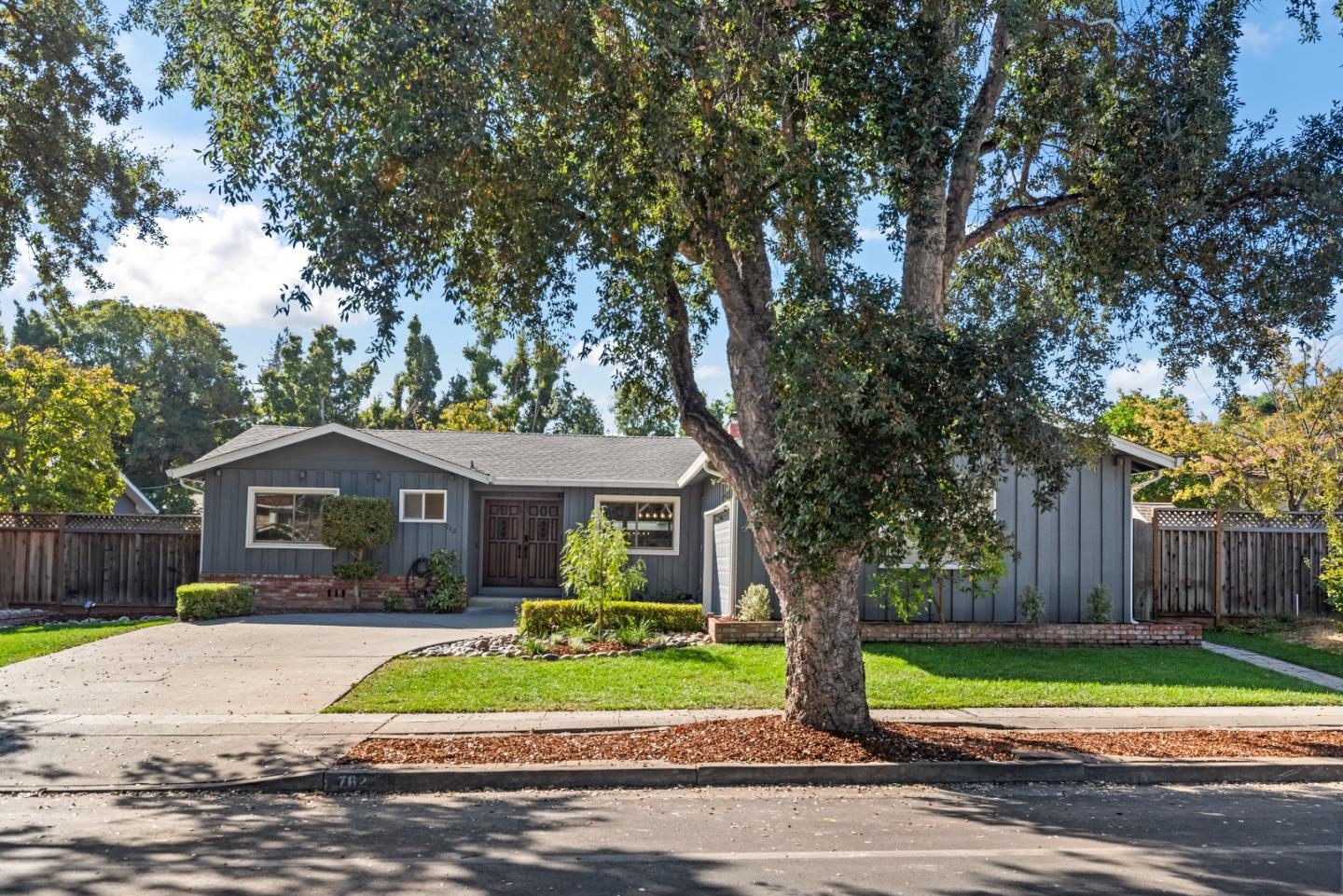 762 W Remington DR