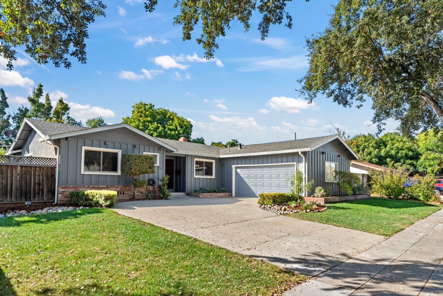 762 W Remington DR