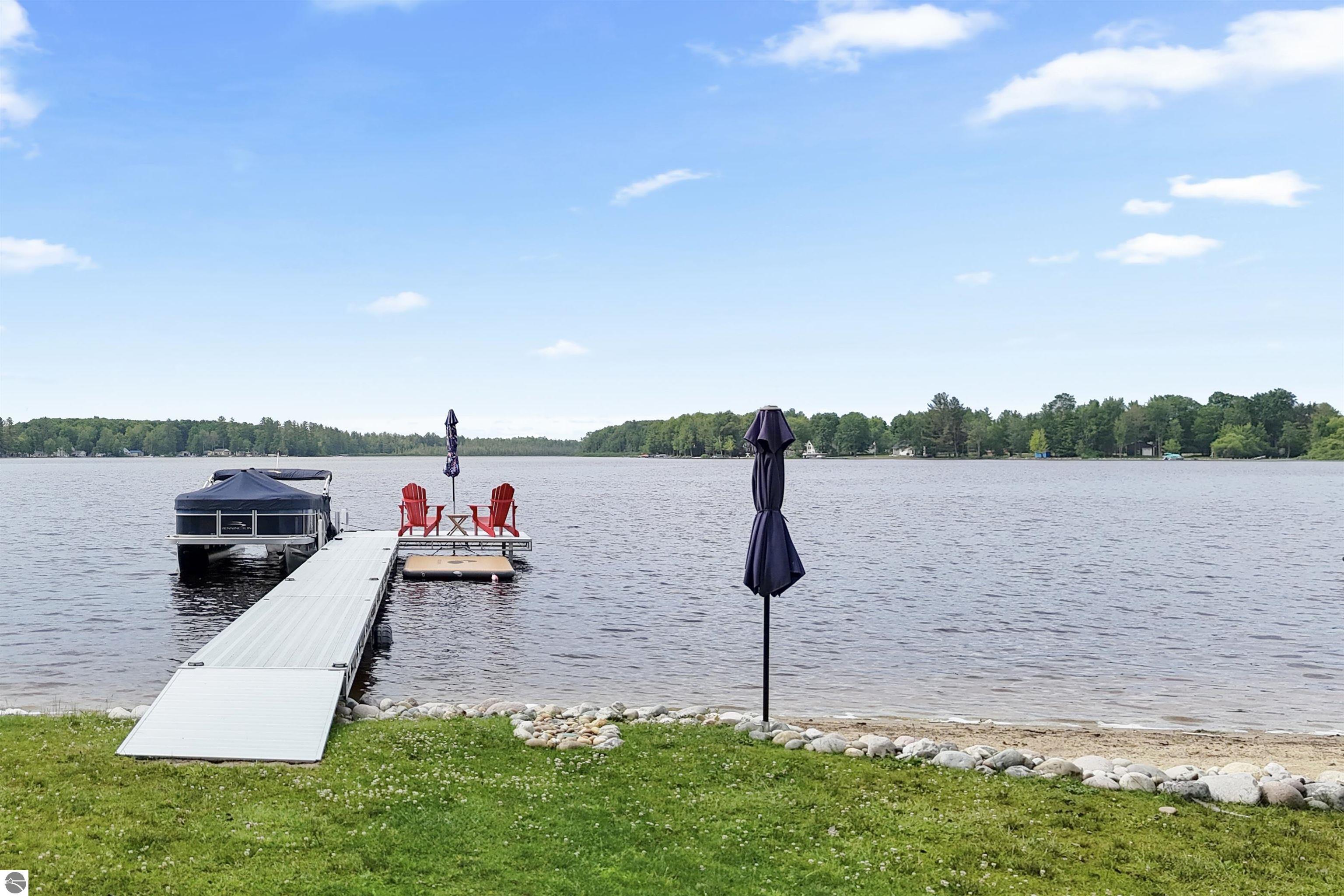 4742 N Shore Drive NE