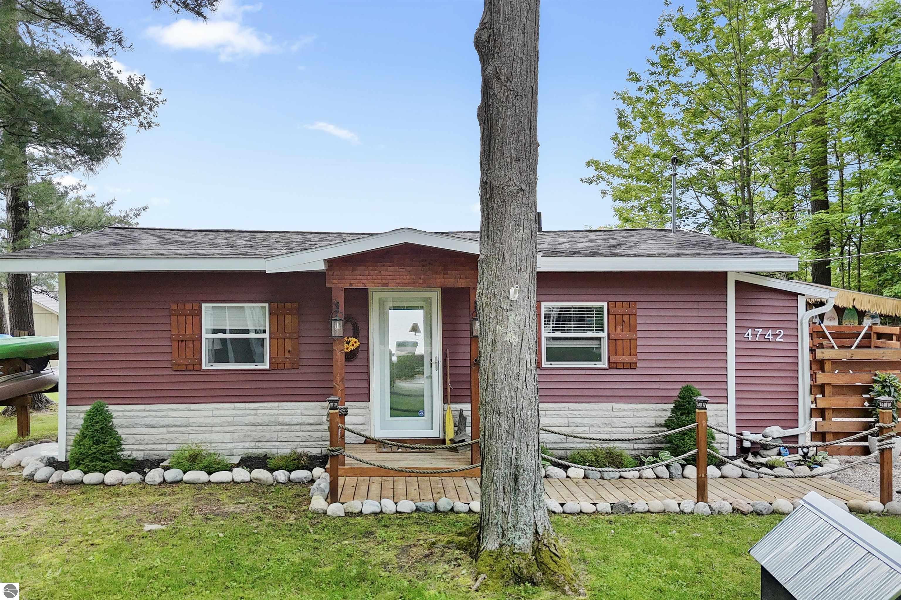 4742 N Shore Drive NE