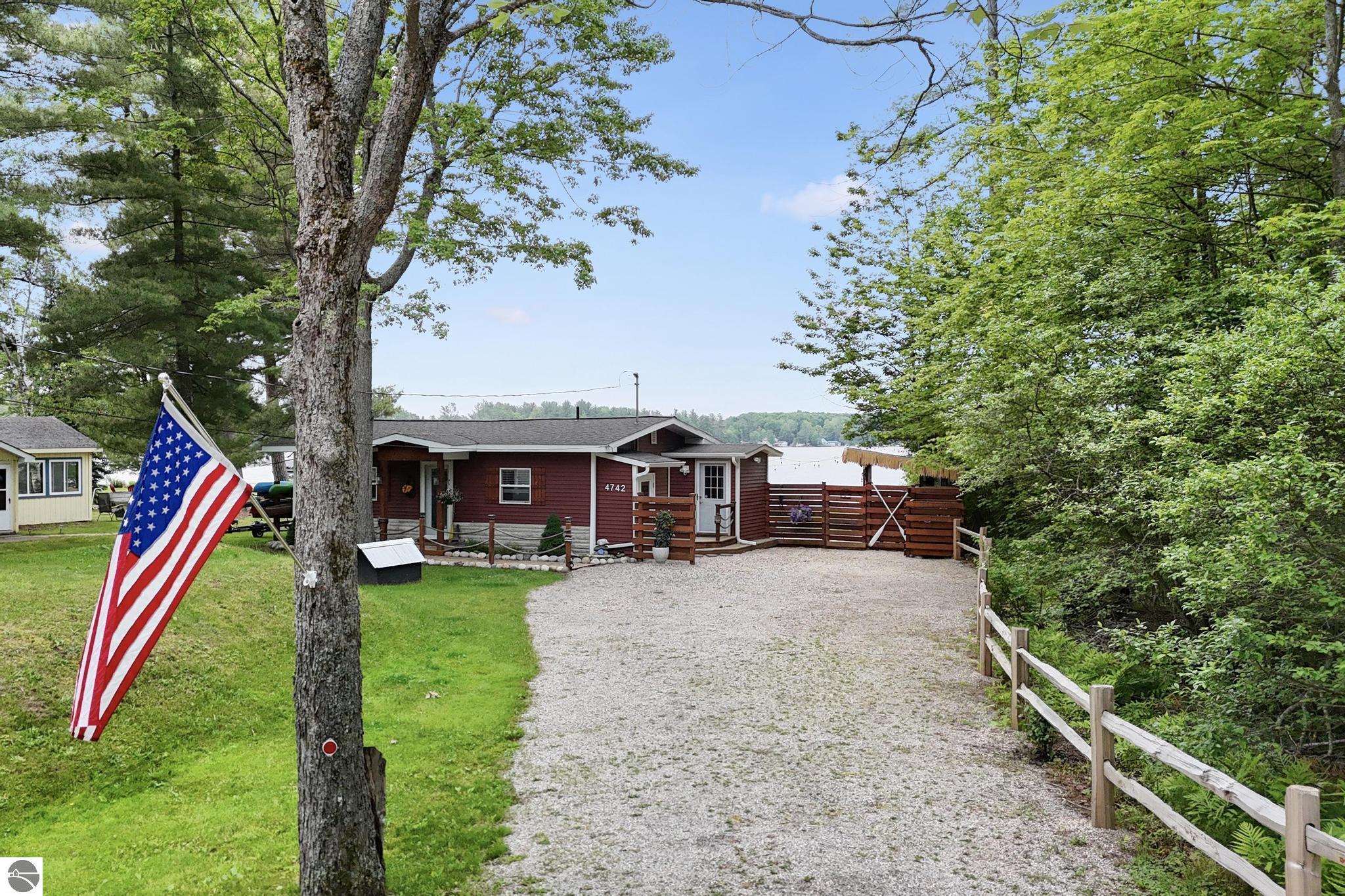 4742 N Shore Drive NE