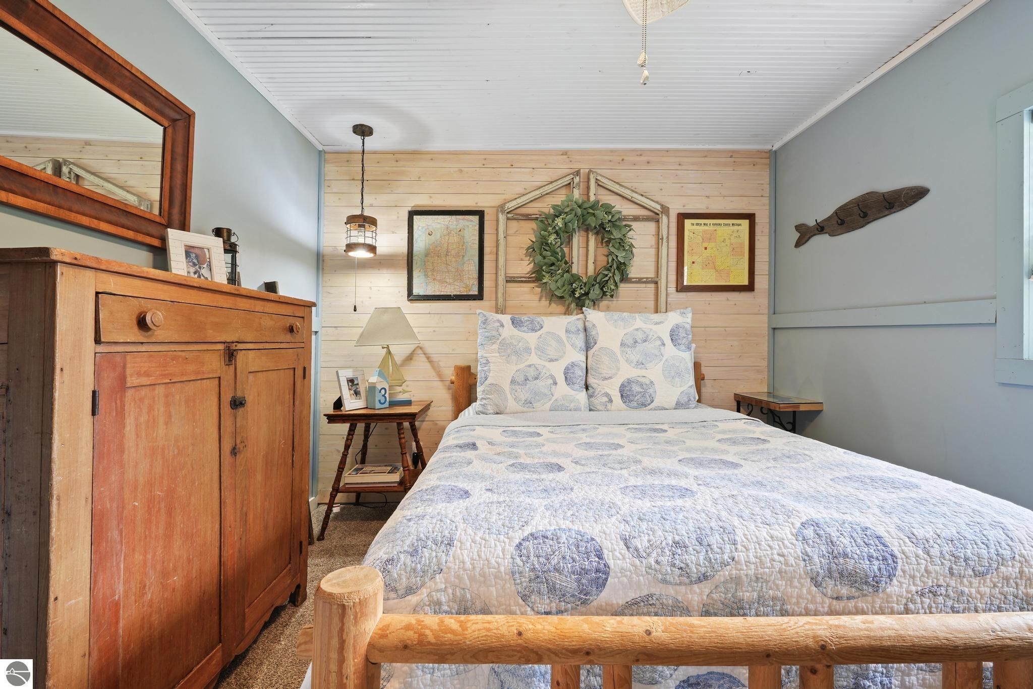 4742 N Shore Drive NE