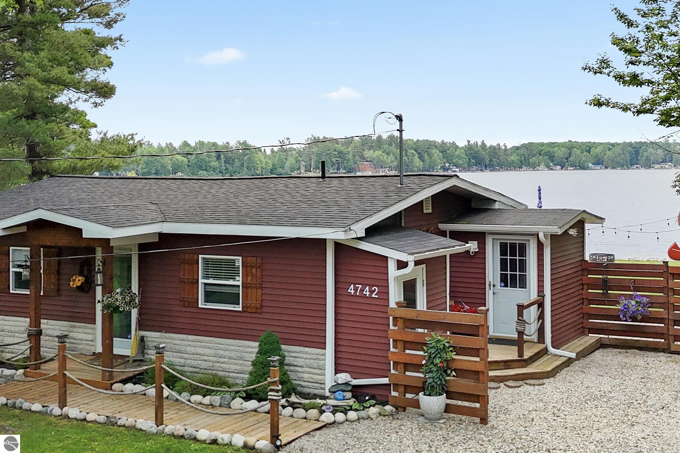 4742 N Shore Drive NE