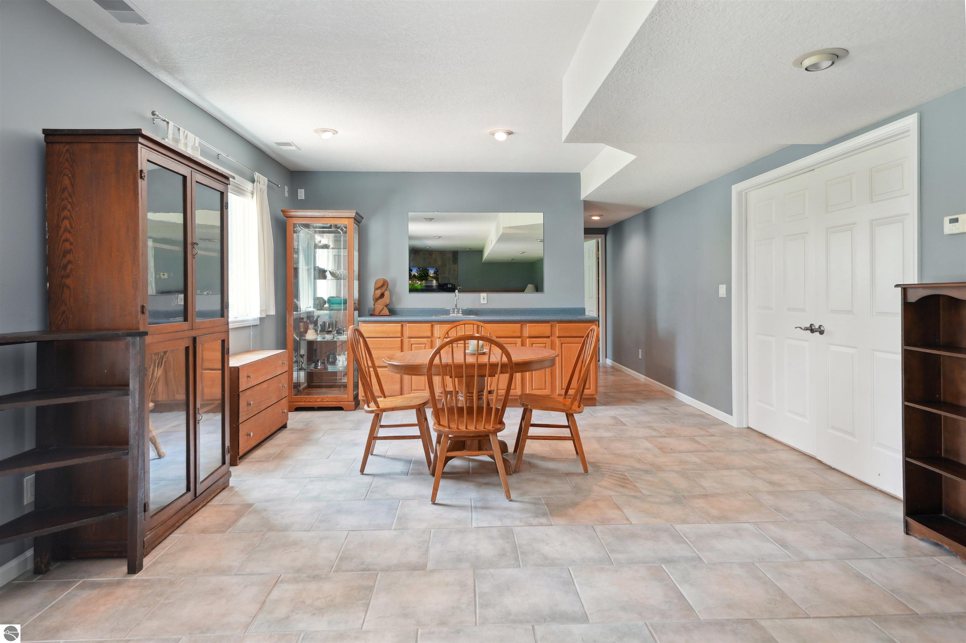 1568 Nightingale Lane