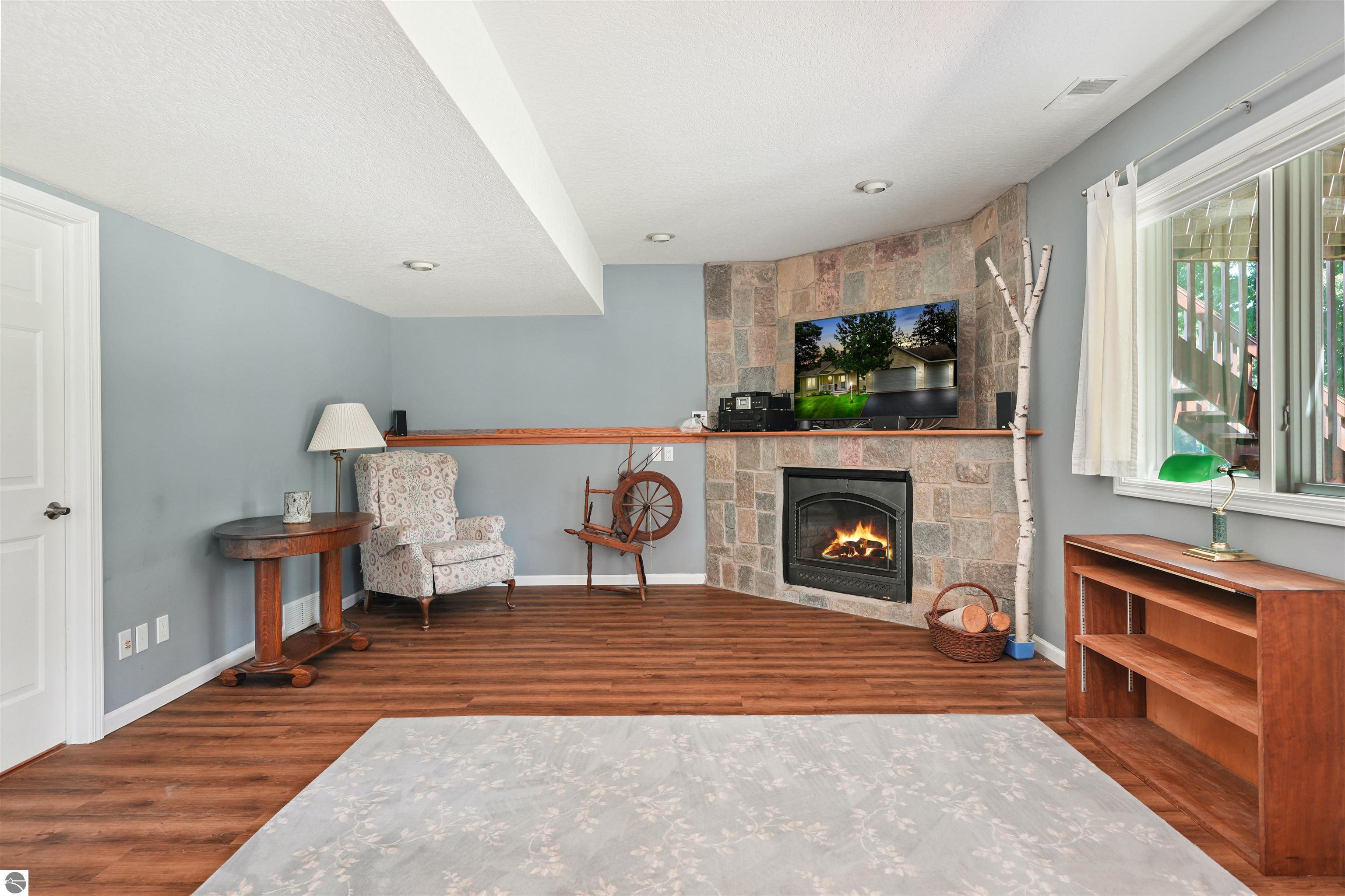 1568 Nightingale Lane