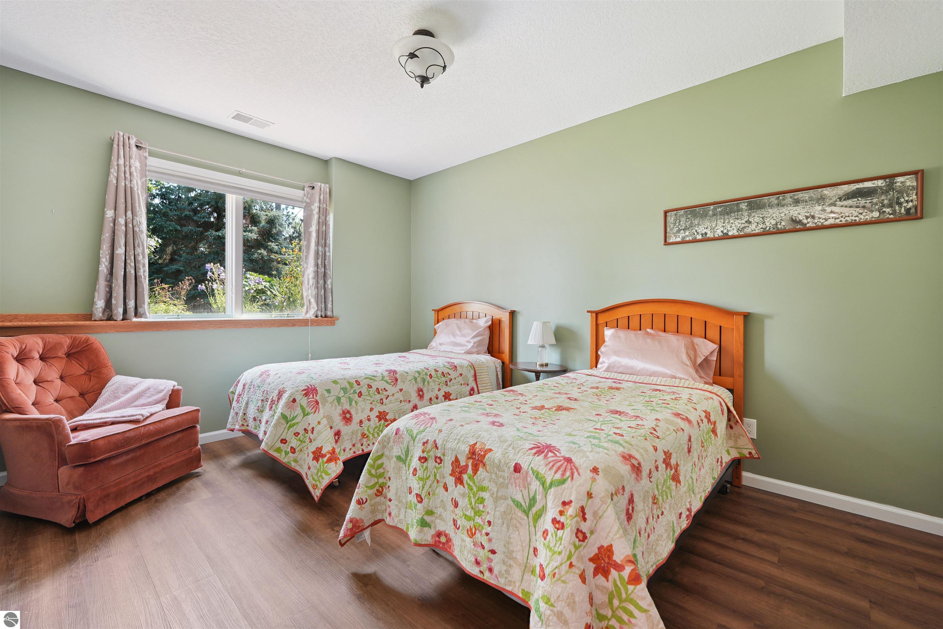 1568 Nightingale Lane