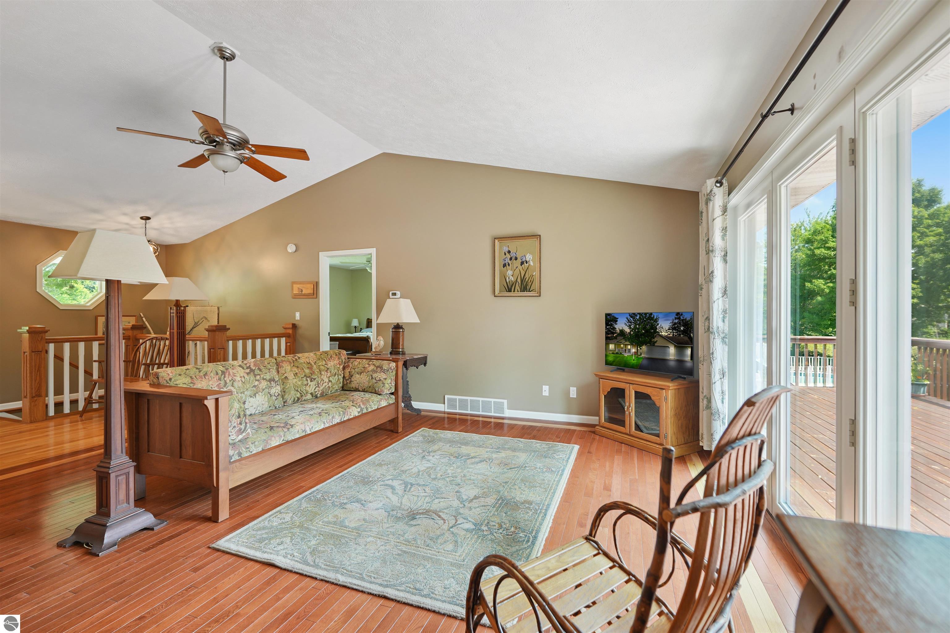 1568 Nightingale Lane