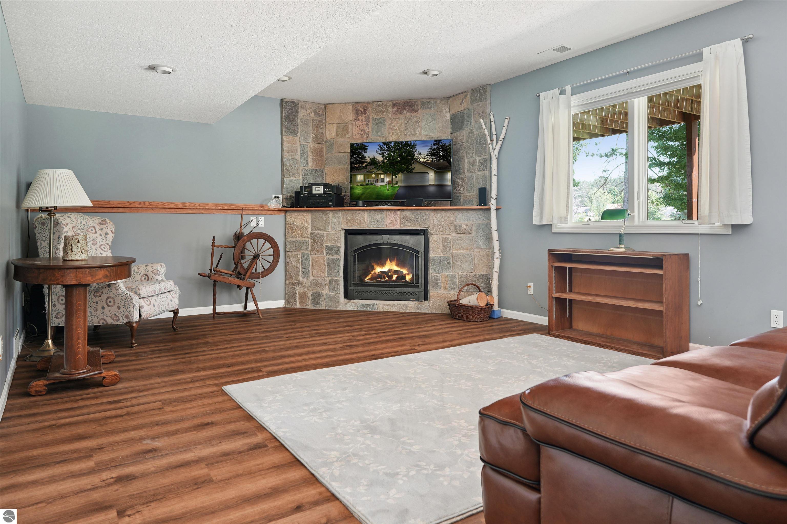1568 Nightingale Lane