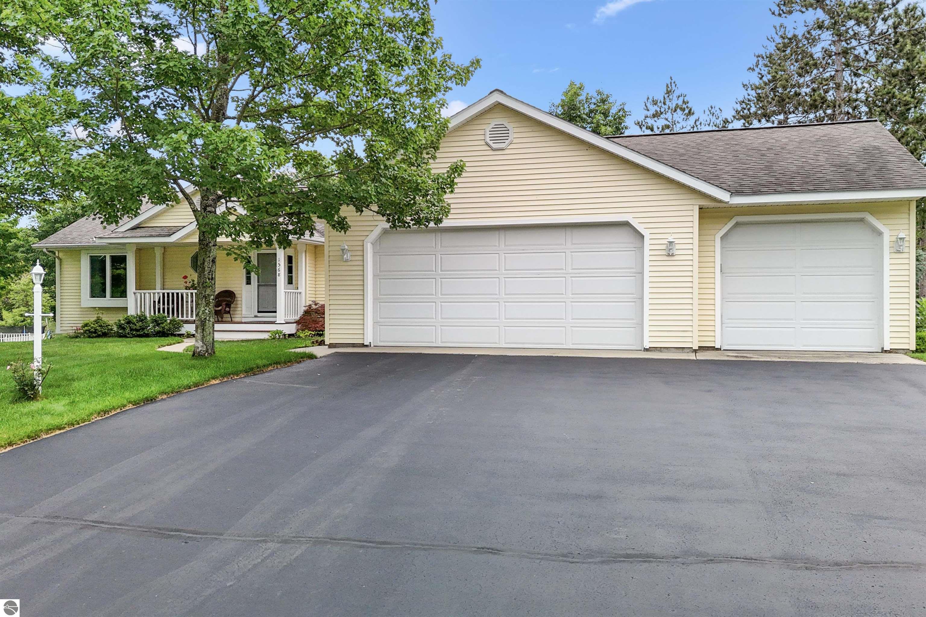 1568 Nightingale Lane