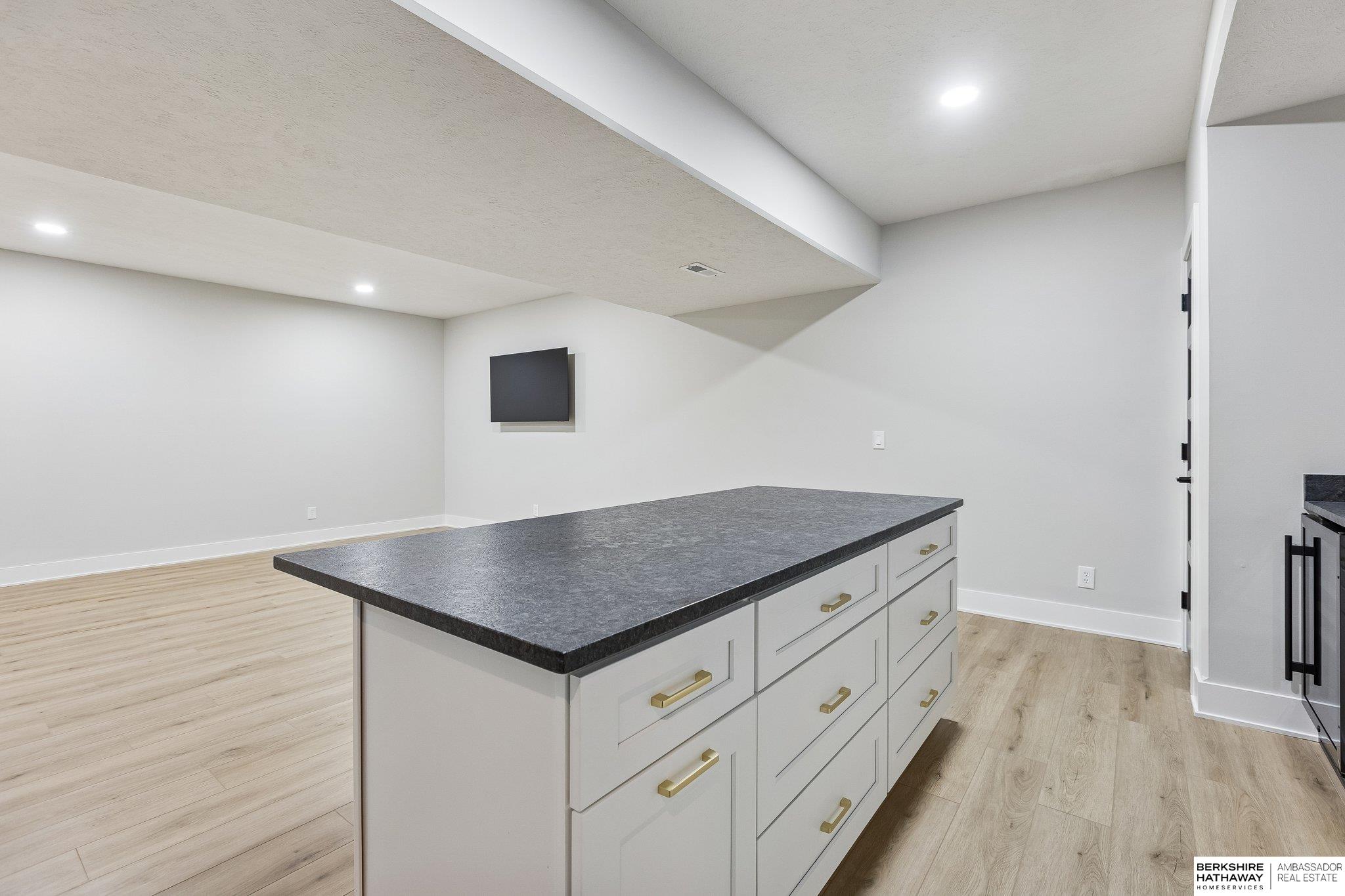 21359 E Circle