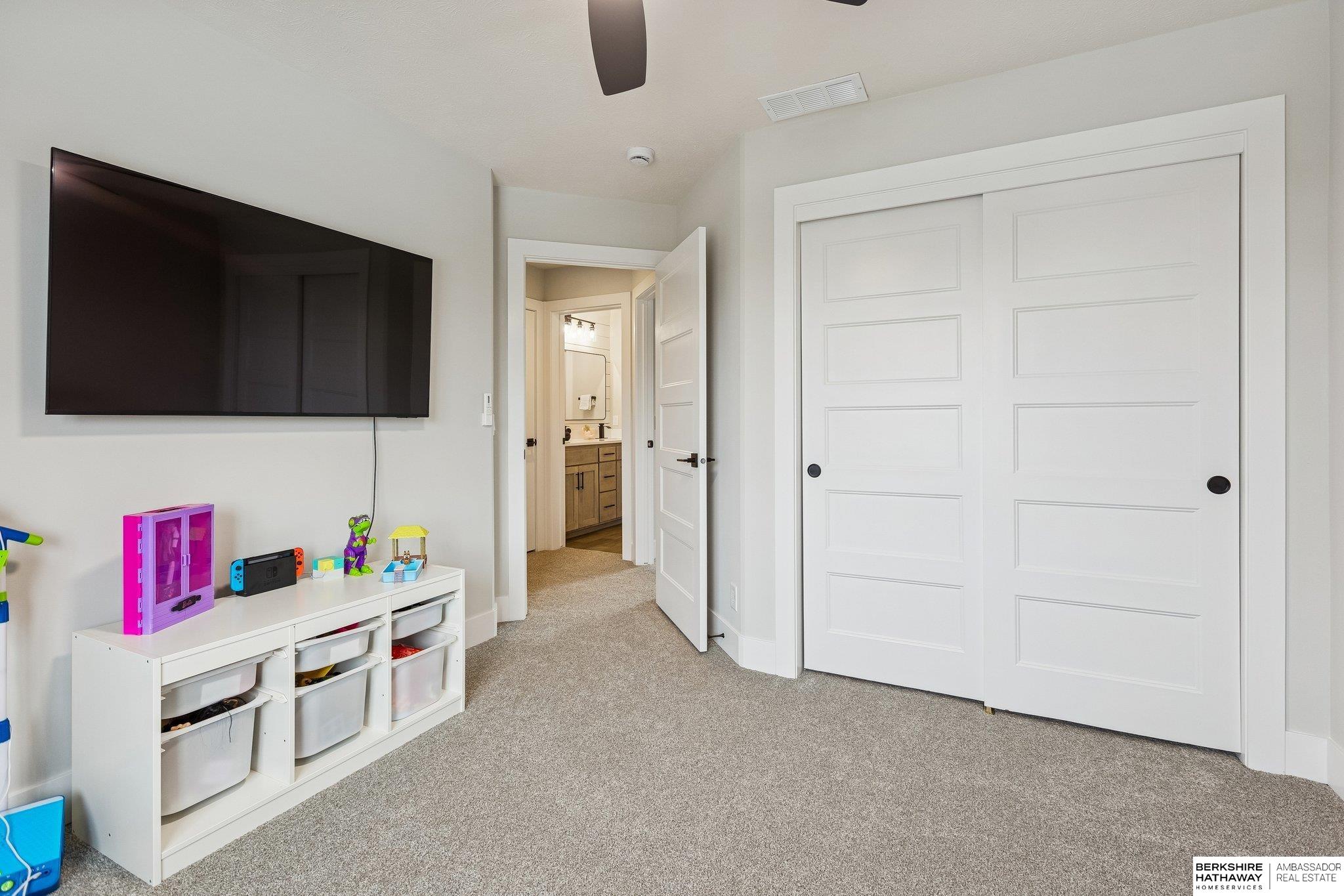 21359 E Circle