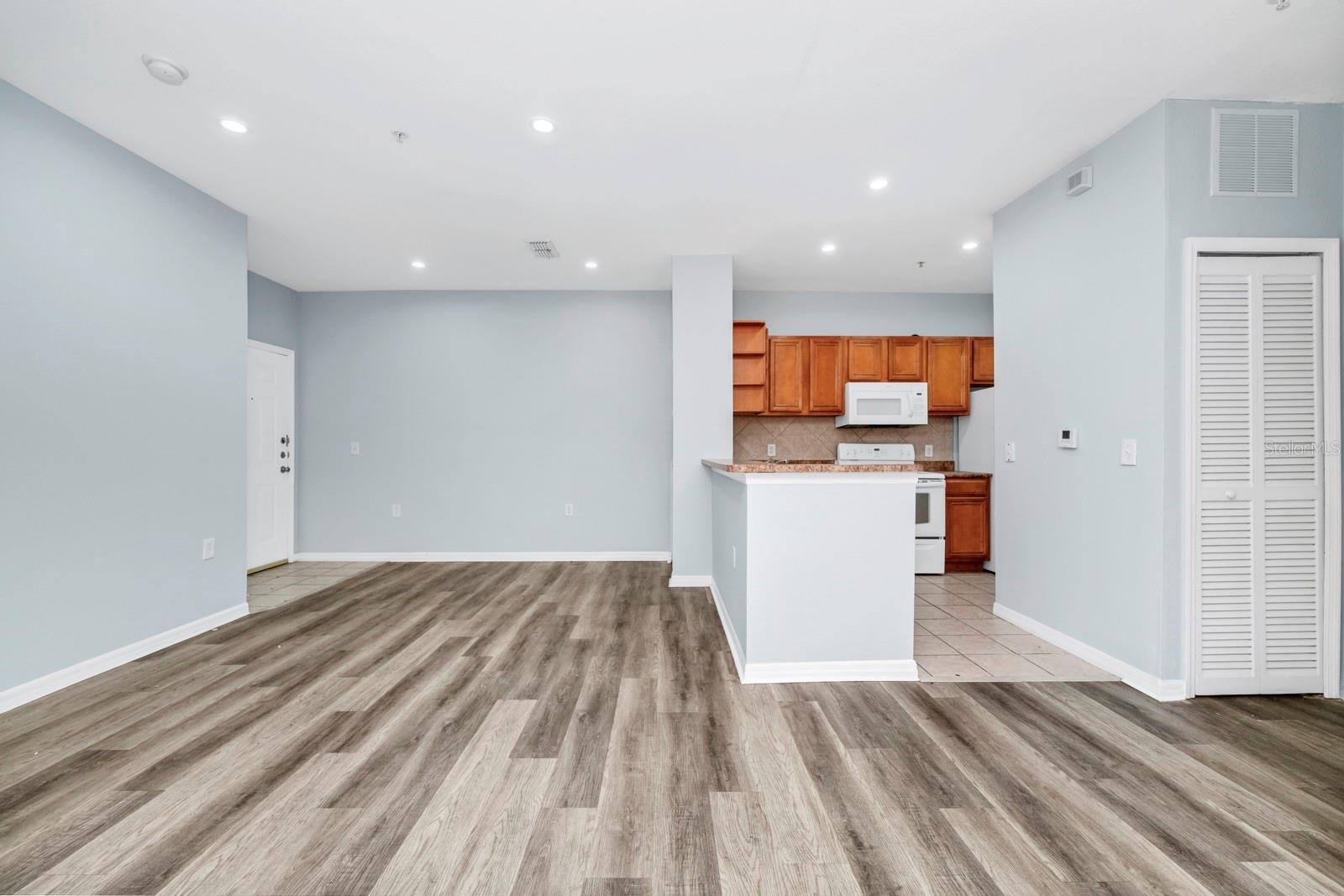 6157 METROWEST BLVD #106
